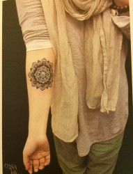 一幅女人手臂彩色花纹身图片由纹身520图库推荐