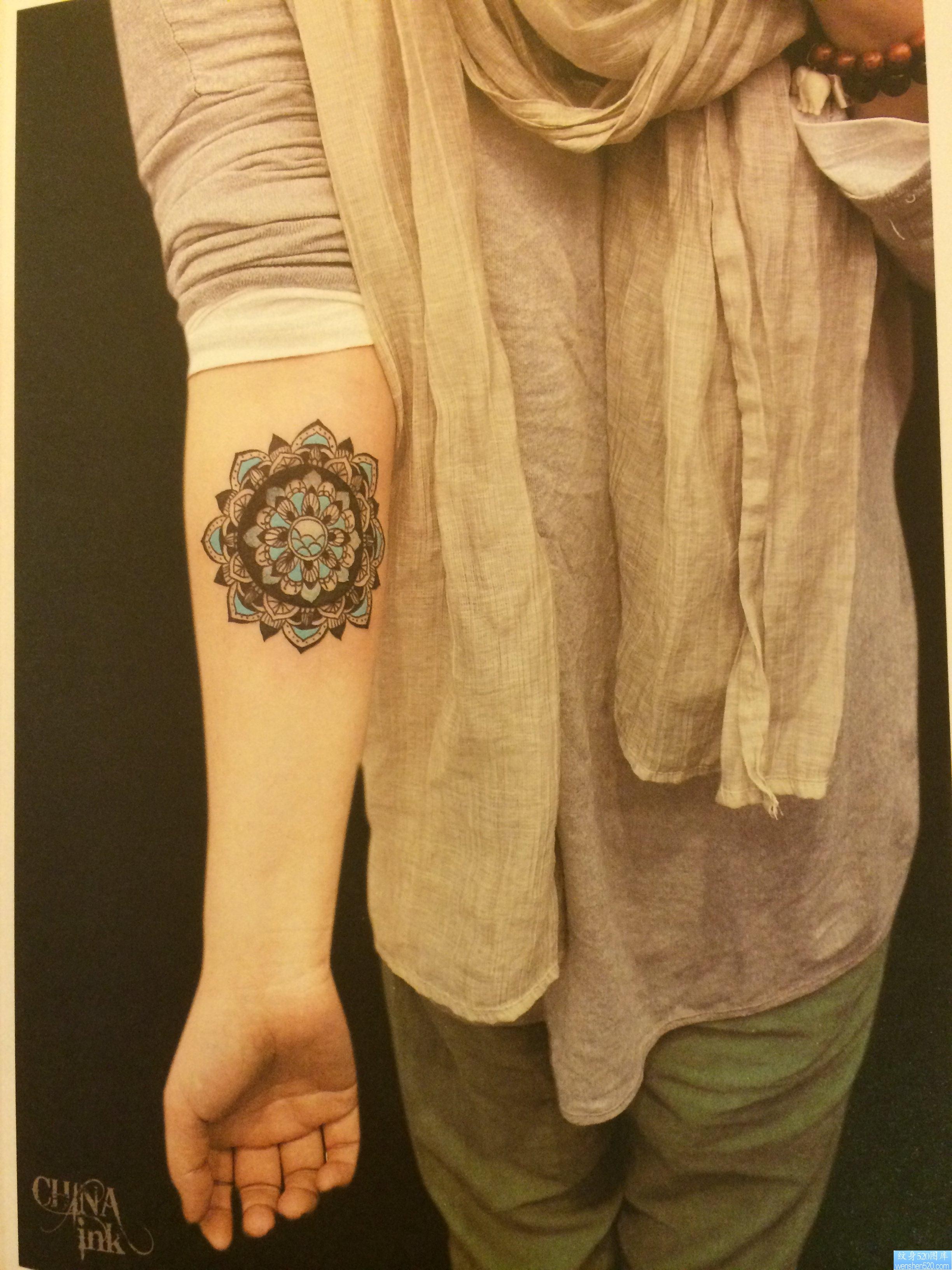 点击大图看下一张：一幅女人手臂彩色花纹身图片由纹身520图库推荐