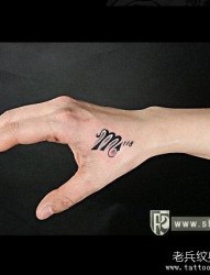 手部张扬的英文字M纹身图片