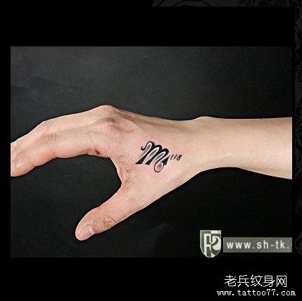 点击大图看下一张：手部张扬的英文字M纹身图片