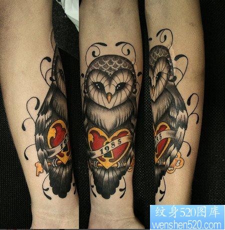 点击大图看下一张：一幅手臂黑灰猫头鹰纹身图片由纹身520图库推荐