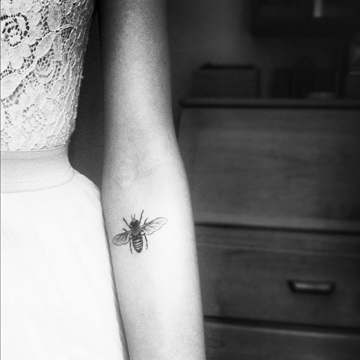 点击大图看下一张：一组手臂蜜蜂纹身图片由纹身520图库推荐