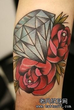 点击大图看下一张：一幅钻石玫瑰纹身图片由纹身520图库推荐