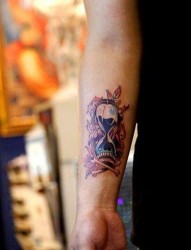 一幅彩色猫头鹰纹身图片由纹身520图库推荐