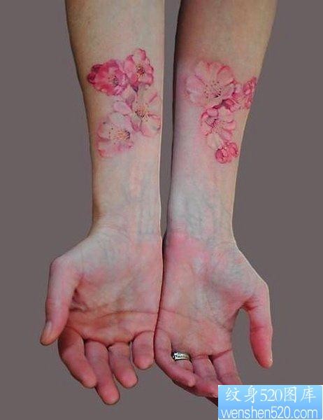 点击大图看下一张：纹身520图库推荐一幅手臂彩色花纹身图片