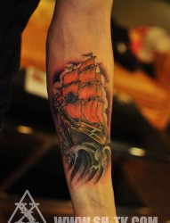 手部海上行驶帆船纹身图片