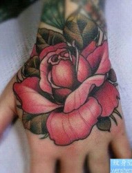 纹身520图库推荐一幅手部彩色玫瑰花纹身图片