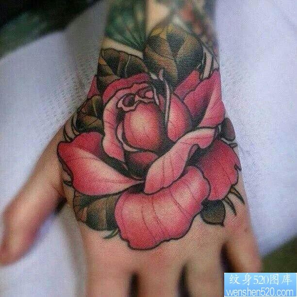 点击大图看下一张：纹身520图库推荐一幅手部彩色玫瑰花纹身图片