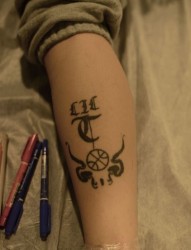 男生胳膊双龙戏珠独特的字母纹身图片