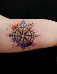 手臂上漂亮的指南针纹身