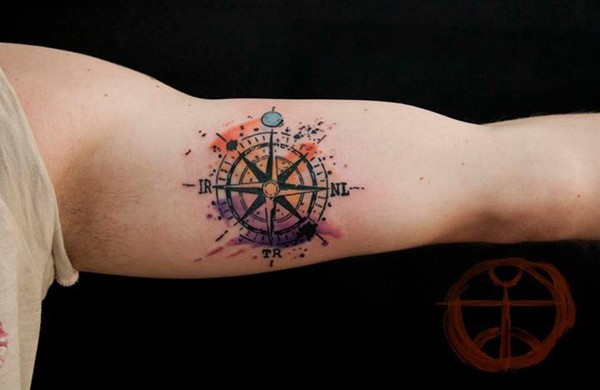 点击大图看下一张：手臂上漂亮的指南针纹身
