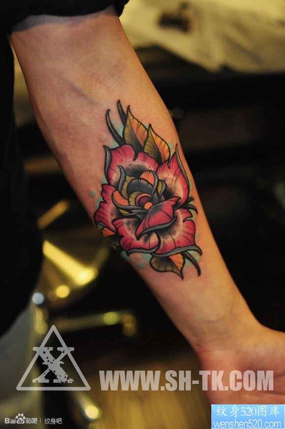 点击大图看下一张：手部彩色玫瑰花纹身图片