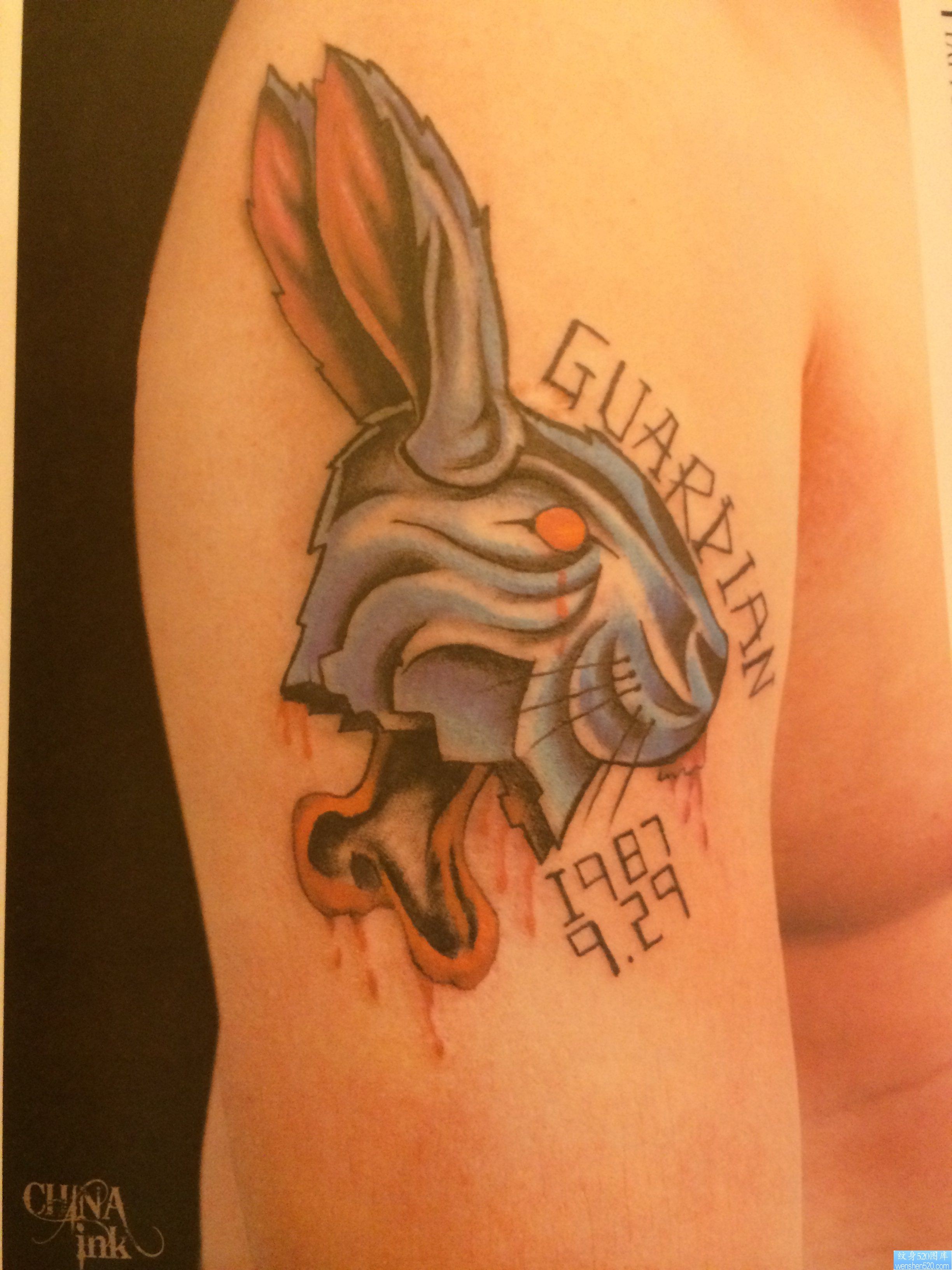 点击大图看下一张：一幅彩色兔子字母纹身图片由纹身520图库推荐