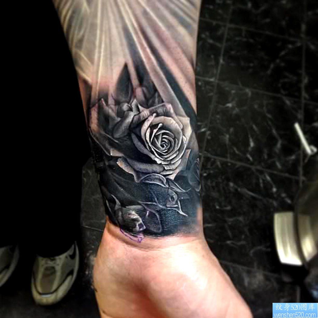 点击大图看下一张：手腕上一幅玫瑰花纹身图片