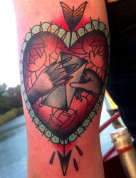 纹身图库小臂上一幅爱心纹身图片