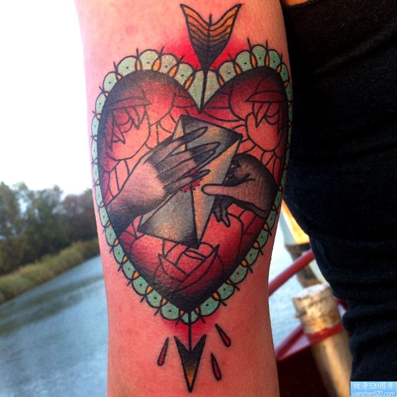 点击大图看下一张：纹身图库小臂上一幅爱心纹身图片