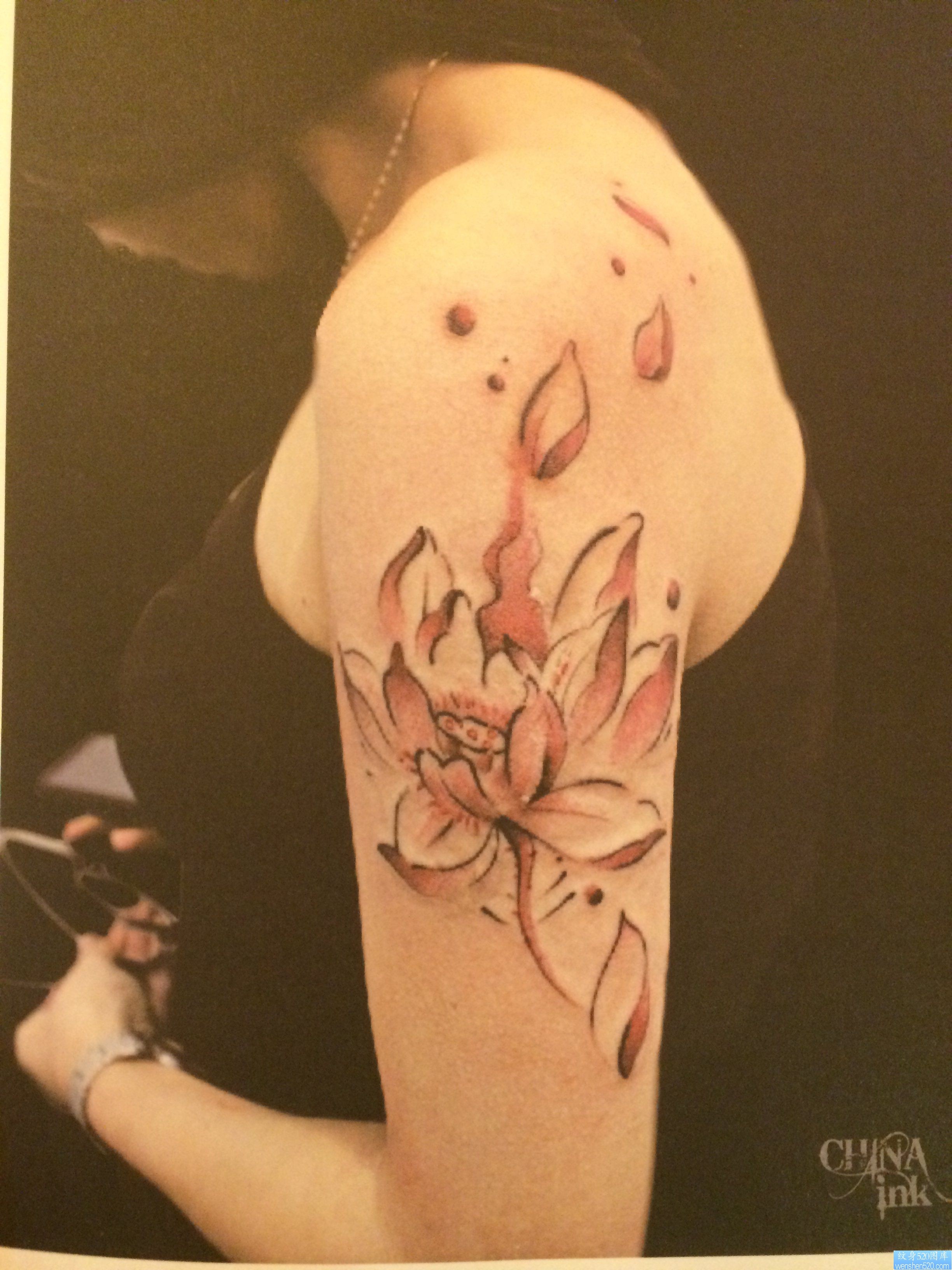 点击大图看下一张：一幅女人胳膊彩色莲花纹身图片由纹身520图库推荐