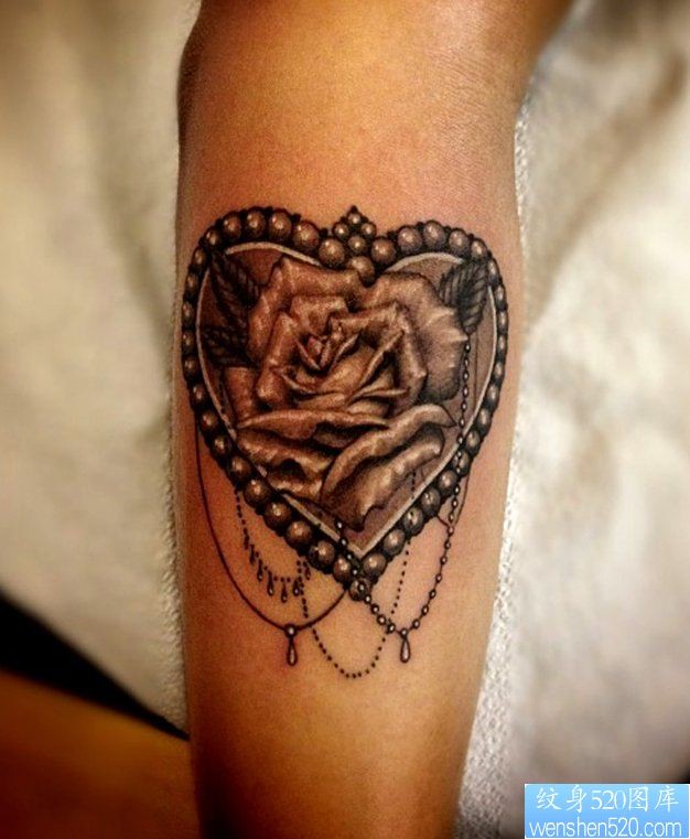 点击大图看下一张：推荐一幅小臂爱心玫瑰花纹身图片