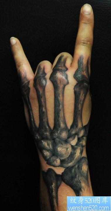 点击大图看下一张：恐怖的手骨纹身图片图片作品