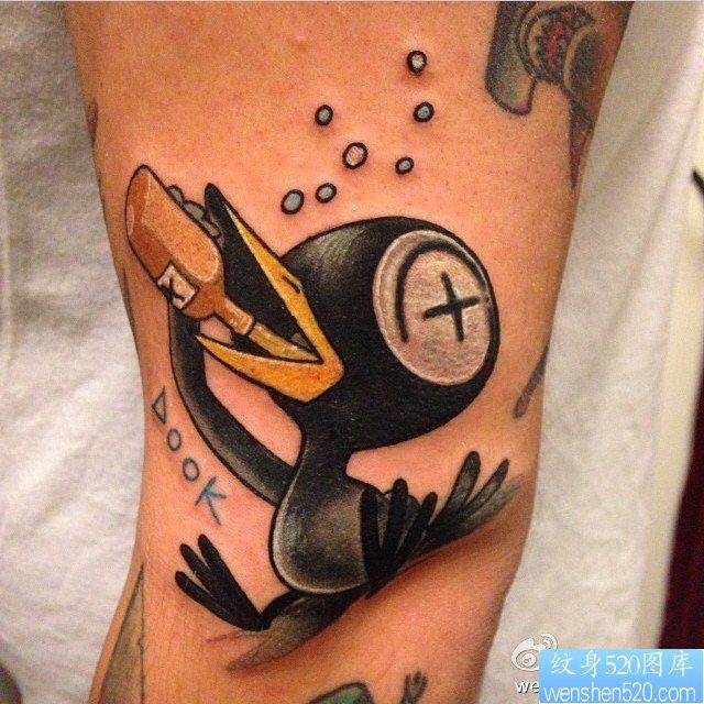 点击大图看下一张：一幅胳膊小黑鸭纹身图片由纹身520图库推荐