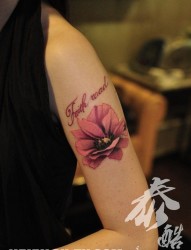 女人胳膊粉红色玫瑰花纹身图片