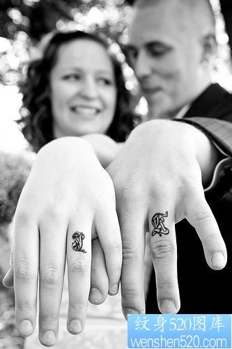 点击大图看下一张：一对恩爱的手指情侣英文字母纹身图片图片作品展示