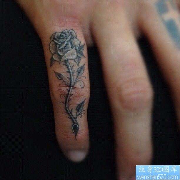 点击大图看下一张：手指纹身之玫瑰花纹身图片图片作品欣赏