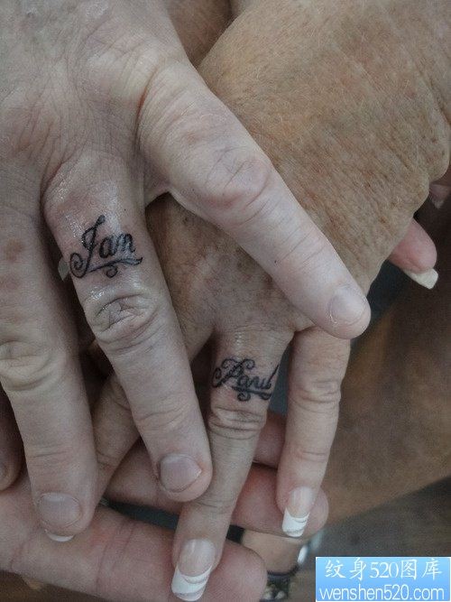 点击大图看下一张：你可以用结婚情侣纹身戒指纹身来秀恩爱