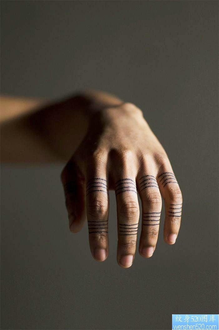 点击大图看下一张：手指戒指纹身之简单线条纹身图片图片作品欣赏