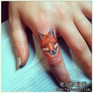 点击大图看下一张：一组超有难度的狐狸手指纹身图片图片作品