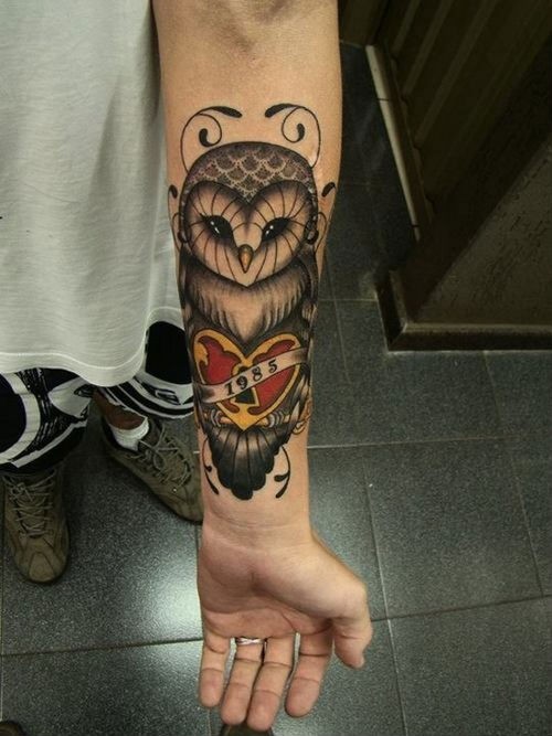 点击大图看下一张：手臂上呆呆的猫头鹰纹身