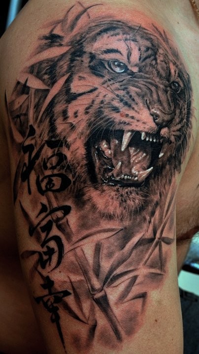 点击大图看下一张：手臂上霸气的老虎纹身