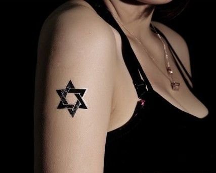 点击大图看下一张：女性手臂上六芒星纹身