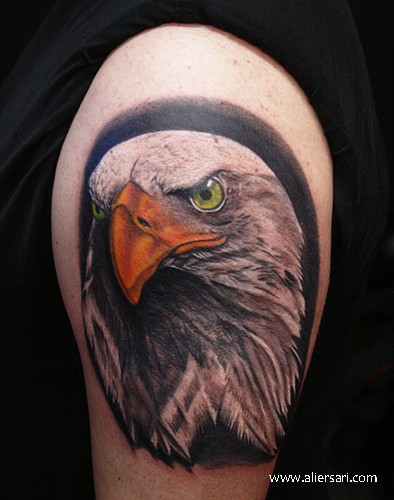 点击大图看下一张：一款超霸气的手臂鹰头纹身