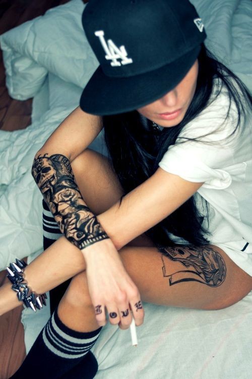 点击大图看下一张：女性手臂帅气的纹身
