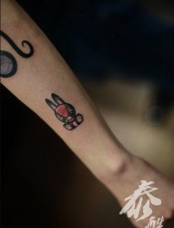 女人手臂可爱的小兔子纹身图片