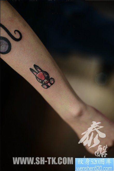 点击大图看下一张：女人手臂可爱的小兔子纹身图片