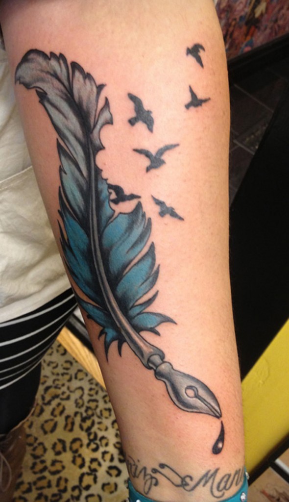 点击大图看下一张：手臂漂亮的羽毛笔纹身