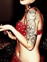 女手臂骷髅和花朵纹身