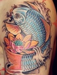 手臂上漂亮的鲤鱼纹身