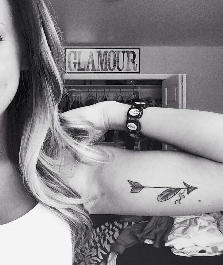 点击大图看下一张：女性手臂上漂亮的箭头纹身