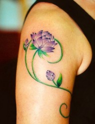 手臂上漂亮的莲花纹身