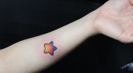 点击大图看下一张：手臂上彩色五角星纹身