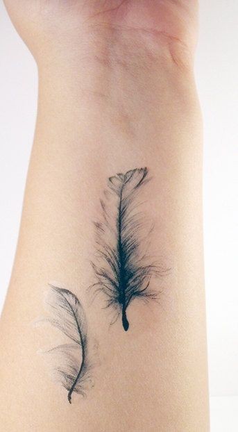 点击大图看下一张：手臂上漂亮的羽毛纹身
