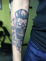 点击大图看下一张：小臂上一款帅气的骷髅纹身