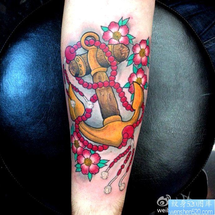 点击大图看下一张：纹身520图库推荐一幅手臂彩色船锚纹身图片