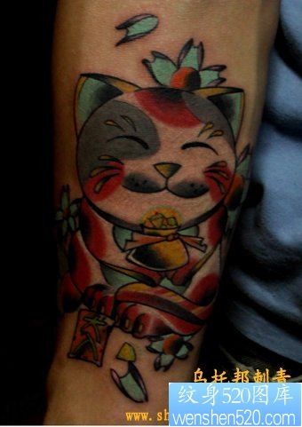 点击大图看下一张：手部招财猫纹身图片