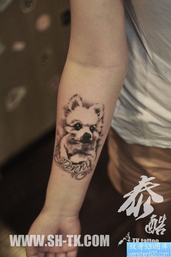 点击大图看下一张：手部可爱宠物狗英文字母纹身图片