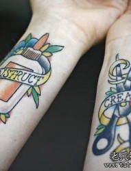 一幅手臂彩色欧美纹身图片