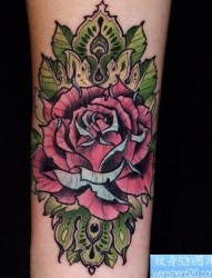 一幅手臂上彩色玫瑰花纹身作品